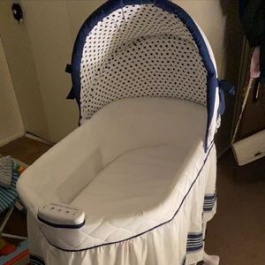 Delta Children Smooth Glide Bassinet-Marina